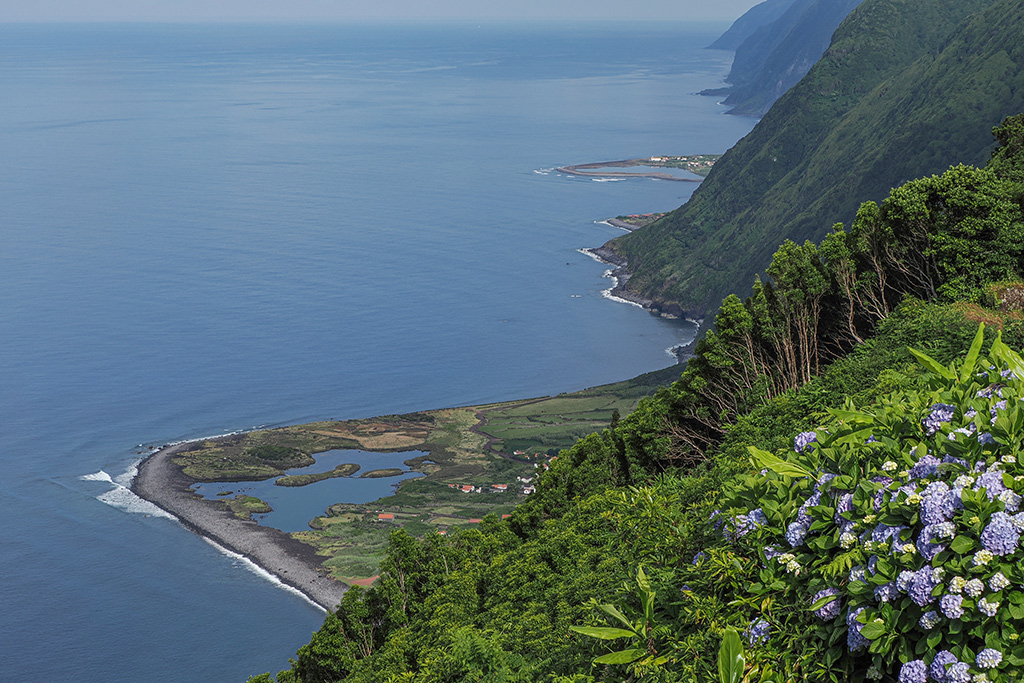 Die Azoren - São Jorge - Steilküste und Fajãs