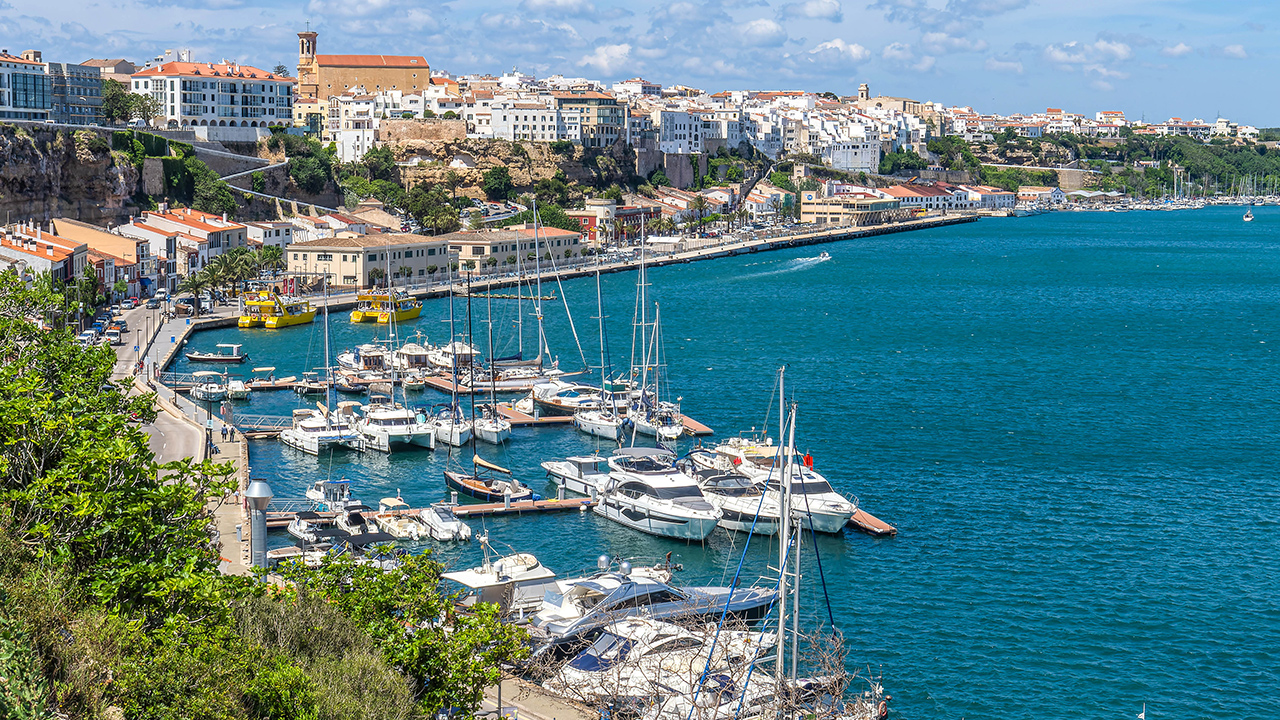 Die Balearen - Menorca - Hauptstadt Ma&oacute; mit dem Hafen