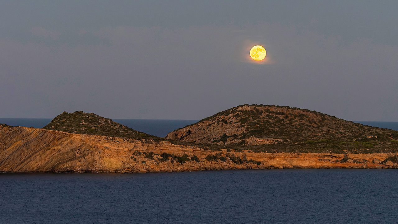 Die Balearen - Ibiza - Vollmond &uuml;ber der Insel Tagomago