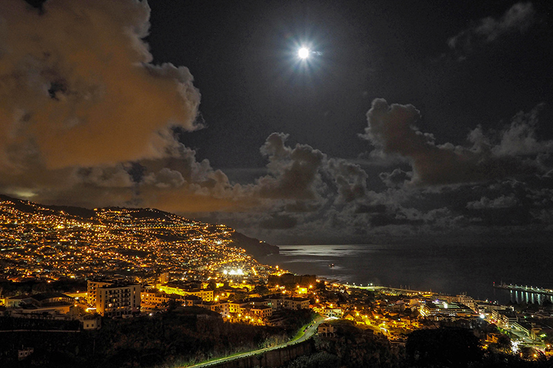 Madeira - die Hauptstadt Funchal bei Nacht